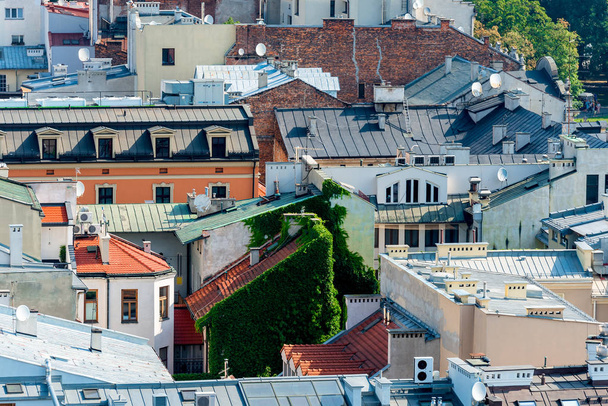 telhados de casas em uma visão da cidade europeia de cima em um dia ensolarado
 - Foto, Imagem