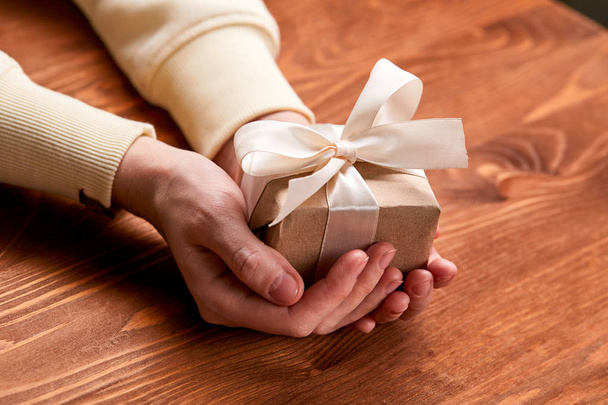 руки держат коробку подарков, крупным планом
 - Фото, изображение