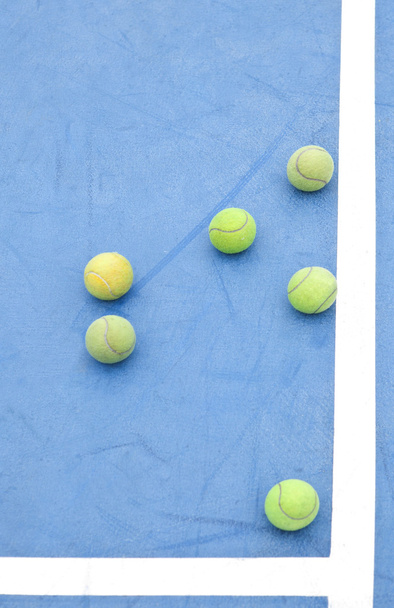 tennis balls on court field - Foto, imagen