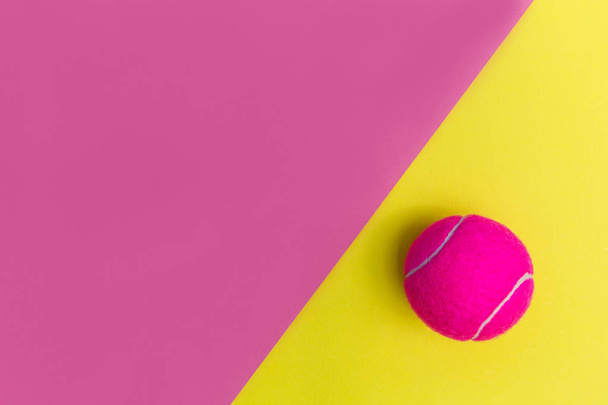 Palla da tennis rosa su sfondo giallo e rosa brillante
 - Foto, immagini