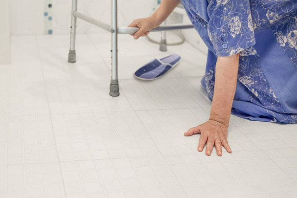 anciana cayendo en el baño porque las superficies resbaladizas - Foto, imagen