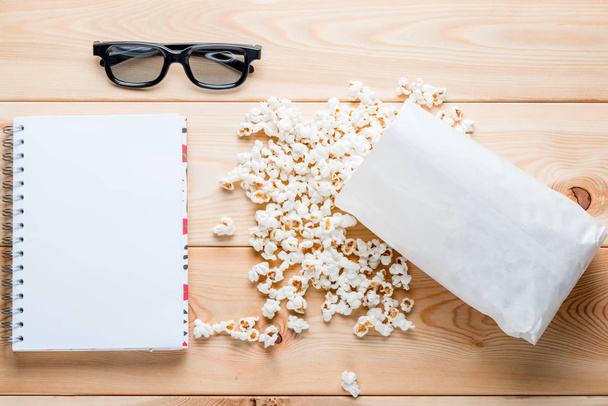 Muistilehtiö merkinnät, 3d lasit ja suolainen popcorn puulevyjen
 - Valokuva, kuva