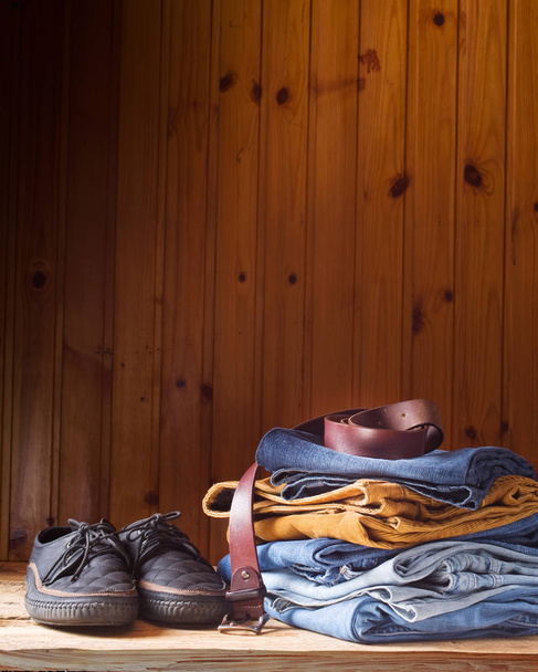 vêtements et accessoires pour hommes sur fond bois marron
 - Photo, image