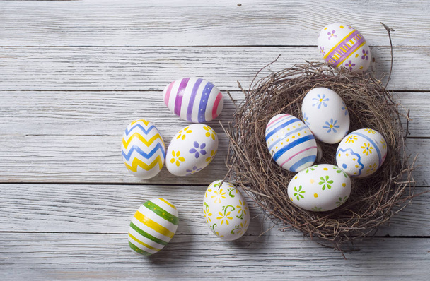 Húsvéti tojás a fészekben rusztikus fa háttér - Fotó, kép
