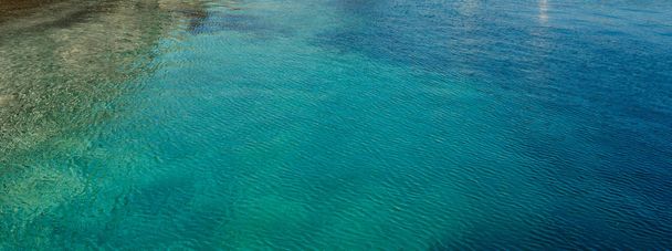 オーシャン ・ ブルーの海の水の波、屋外自然アクアの背景表示熱帯晴れた穏やかな休息コンフォート - 写真・画像