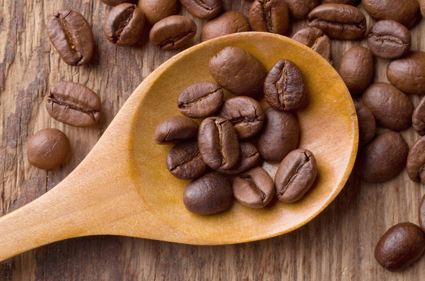 granos de café en cuchara de madera - Foto, imagen