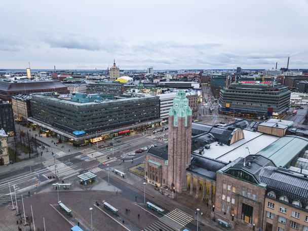 Вид с воздуха на железнодорожную площадь в Хельсинки, Финляндия
 - Фото, изображение