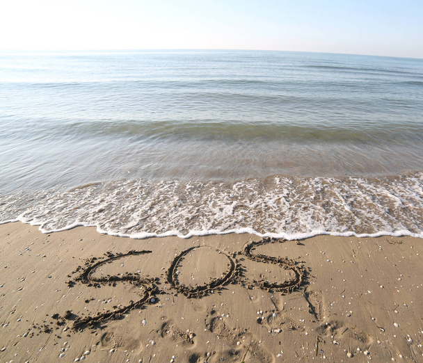 Velký text Sos na písku na pláži v létě - Fotografie, Obrázek