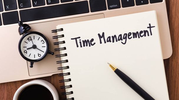 Concetto di gestione del tempo con notebook, orologio e penna sul computer dall'alto
 - Foto, immagini