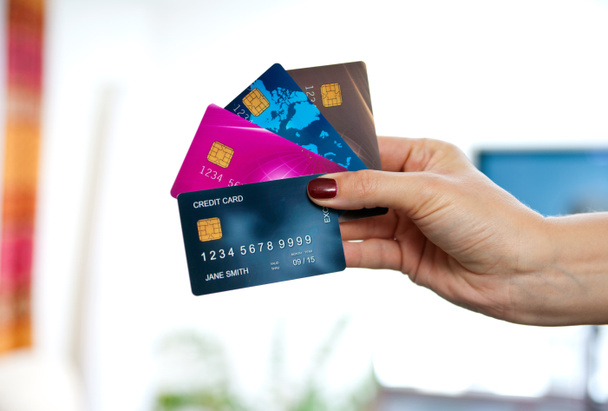 mujer mano celebración de tarjetas de crédito
 - Foto, imagen