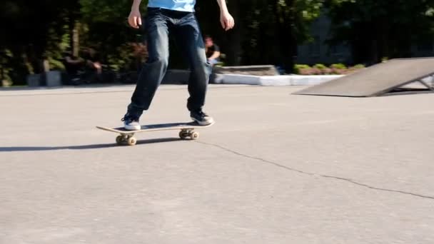 Έφηβος κάνει σκέιτ μπορντ σε πάρκο skate - Πλάνα, βίντεο