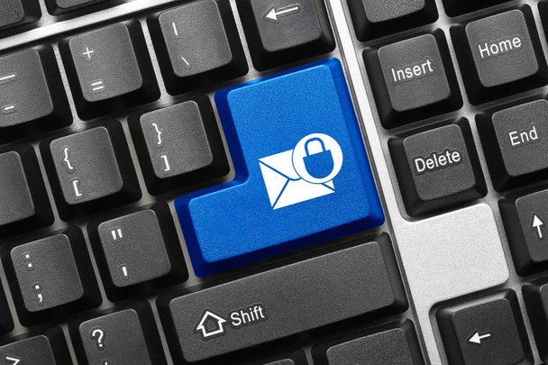 Vue rapprochée sur le clavier conceptuel - Clé bleue avec enveloppe et symbole de verrouillage
 - Photo, image