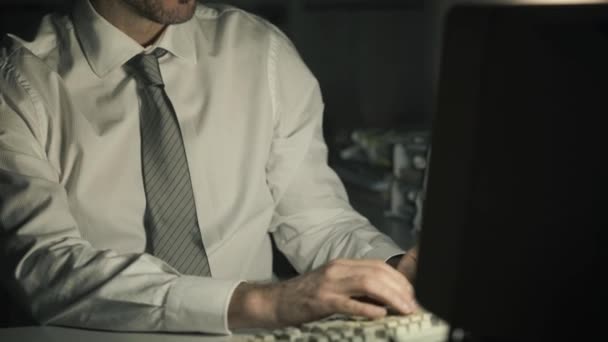 Väsynyt liikemies töissä toimistossa yöllä
 - Materiaali, video