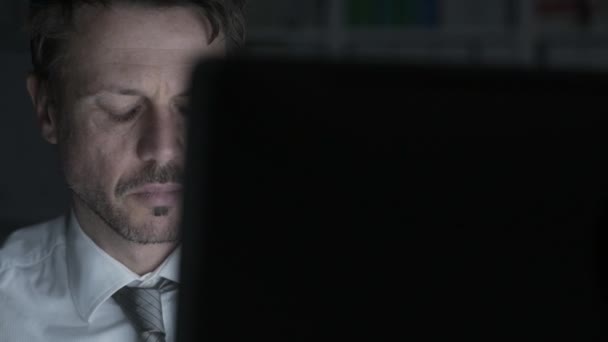 Üzletember dolgozik számítógéppel, és miután a nyaki fájdalom - Felvétel, videó