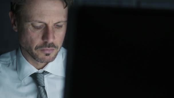 Businessman working with a computer and having neck pain - Materiał filmowy, wideo