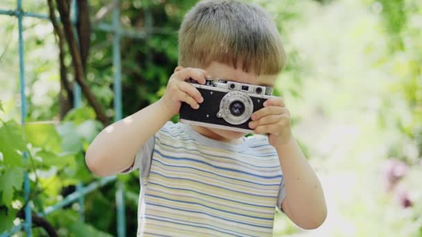 Portrét malého chlapce fotografování na vinobraní fotoaparát - Záběry, video