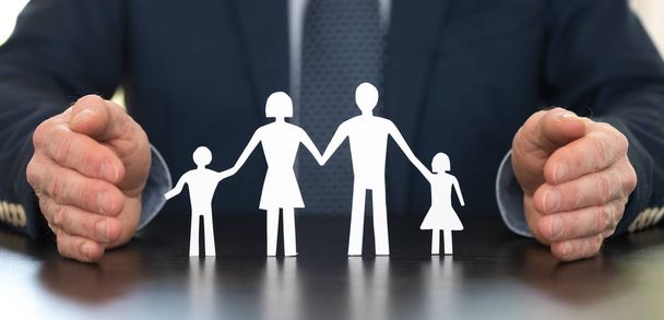 Страховщик защищает семью своими руками - Фото, изображение