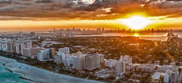 Helikopter naplementét kilátás nyílik Miami Beach, Florida. - Fotó, kép