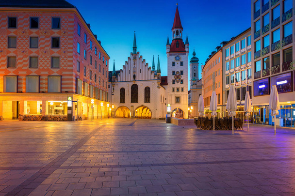 Münch Cityscape kuva Marien Square Münchenissä, Saksassa hämärässä sininen tunti
. - Valokuva, kuva
