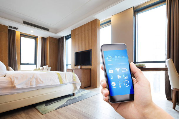 teléfono inteligente con hogar inteligente y habitación moderna
 - Foto, Imagen