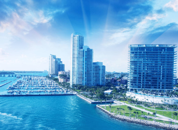 Ciudad de Miami Florida, colorido panorama nocturno del centro de negocios y edificios residenciales
. - Foto, imagen