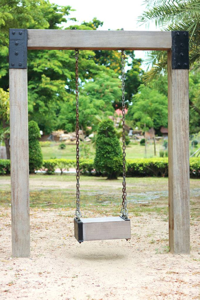 Выберите фокус, деревянные качели в зеленом парке
 - Фото, изображение