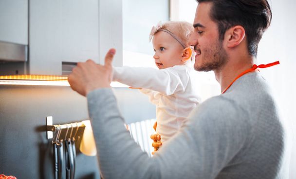 Father and daughter enjoying time together in kitchen - Fotografie, Obrázek