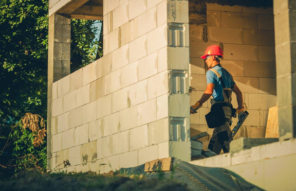 Beyaz Saray inşaat işçisi kask gerekli House düzeylerini denetlemek için ruh düzeyiyle gidiyor. - Fotoğraf, Görsel