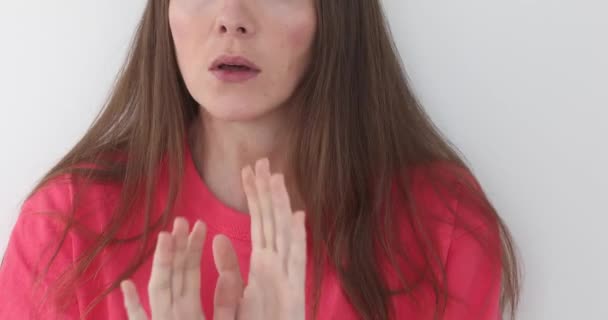 Emotional girl shows a frightened gesture - Footage, Video