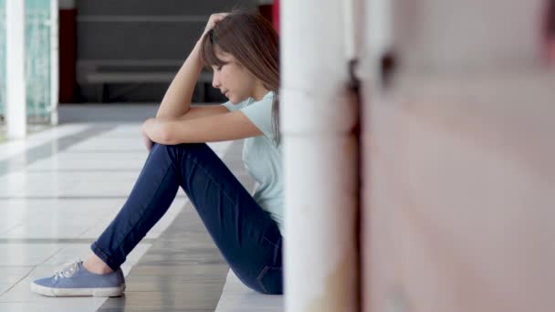 Bullying escolar. Mulher adolescente chateado sentado no corredor da escola
. - Filmagem, Vídeo