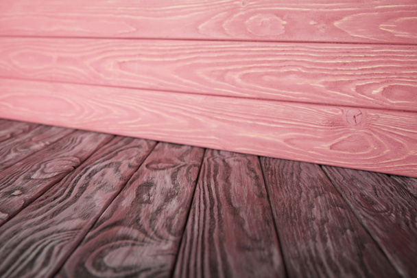 grijs houten vloer en roze gestreepte houten muur - Foto, afbeelding
