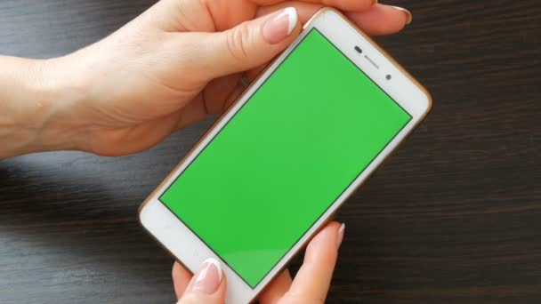 Eller güzel Fransız manikür ile yeşil ekran ile beyaz bir akıllı telefon alıyorum. Smartphone, Smartphone yeşil ekran ile tutarak kullanarak - Video, Çekim