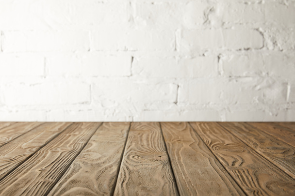 barna fából készült asztali-fehér fal tégla - Fotó, kép