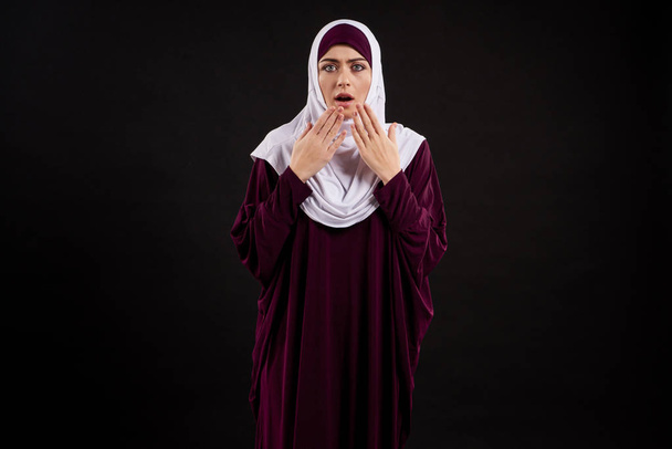 Arabskie kobiety w hidżab pokazuje zdumienie. - Zdjęcie, obraz