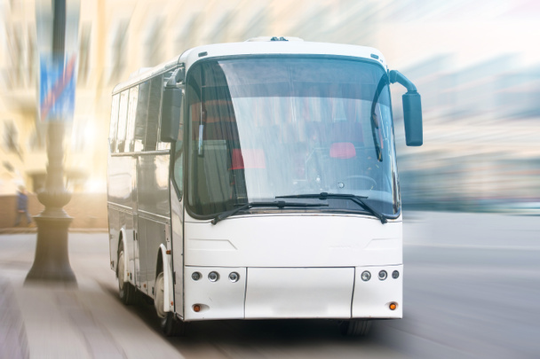 Сучасний транспортний автобус на асфальтових гонках на високій швидкості, вид спереду
 - Фото, зображення