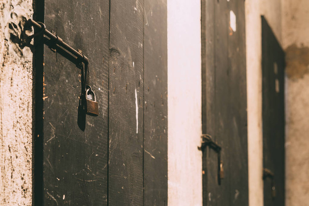 Vista de perto de fechadura de ferro em uma porta de madeira intemperizada
. - Foto, Imagem