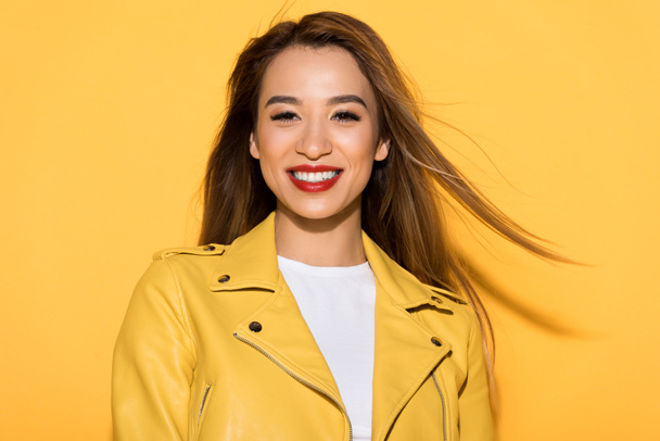 lächelnd asiatische weibliche Modell posiert auf gelbem Hintergrund  - Foto, Bild