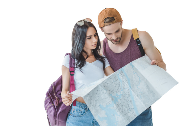 deux voyageurs avec sacs à dos regardant la carte, isolés sur blanc
 - Photo, image