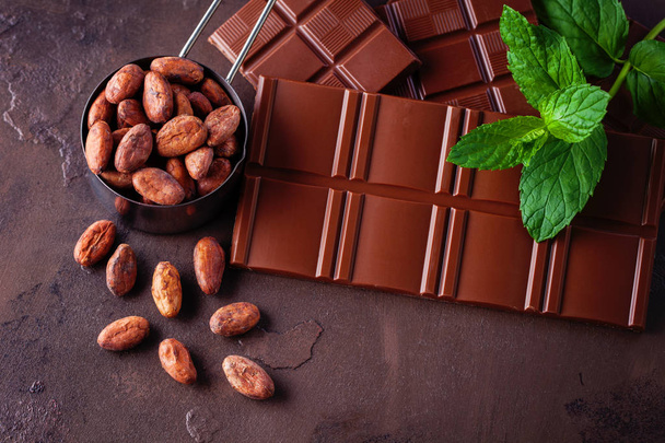 chocolate y cacao con menta sobre fondo oscuro - comida dulce
 - Foto, Imagen