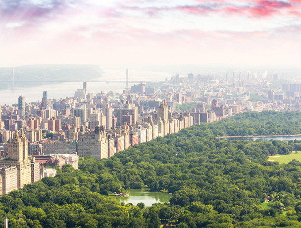 Hermoso cielo al atardecer sobre Central Park, Manhattan, Nueva York
. - Foto, Imagen