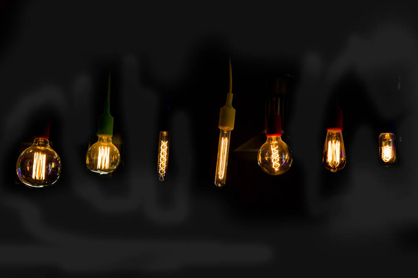 Dekorative Glühbirnen im antik edison Stil hängen - Foto, Bild
