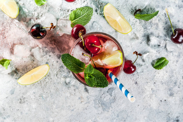 Bevanda rinfrescante estiva ghiacciata, limonata alla ciliegia o cocktail mojito in vetro alto, su sfondo azzurro e grigio copia spazio vista dall'alto
 - Foto, immagini