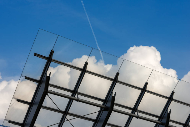 青い空と雲とモダンな建物の鋼鉄およびガラスの屋根の詳細 - 写真・画像