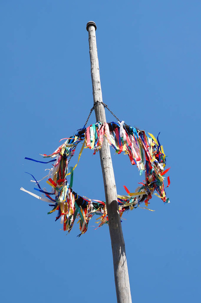 perinteinen saksalainen maypole sinistä taivasta vastaan, voi päivä juhla Saksassa
 - Valokuva, kuva