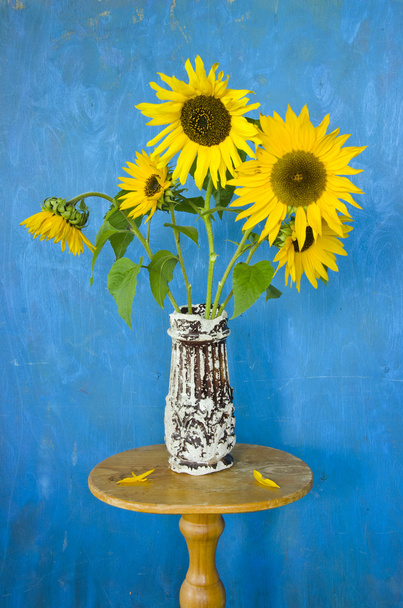 summer sunflowers bouquet in vintage vase - 写真・画像