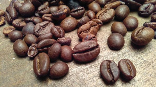 кофейные зёрна крупным планом на деревянном фоне
 - Фото, изображение