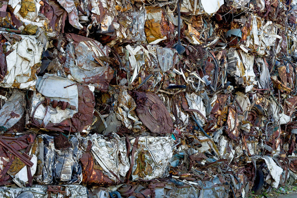 Geri dönüşüm için saklanan sıkıştırılmış ve yığılmış metal önemsiz - Fotoğraf, Görsel