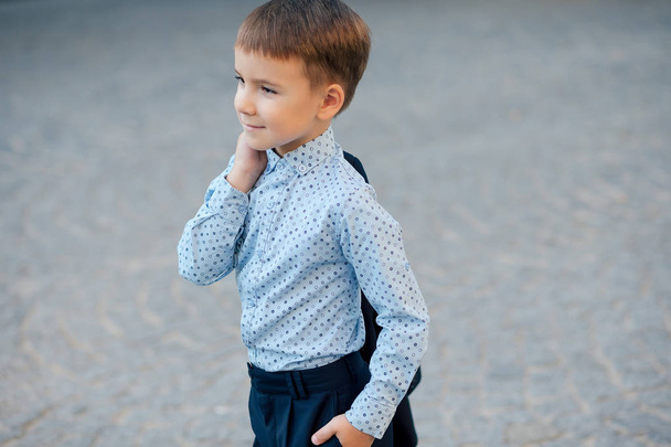 Retrato escolar niño posando en, ropa elegante
 - Foto, imagen