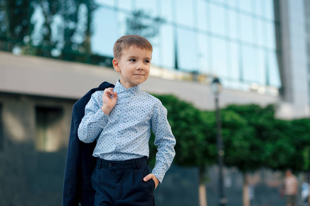 Шкільний хлопчик позує у формальному одязі, елегантному одязі
 - Фото, зображення