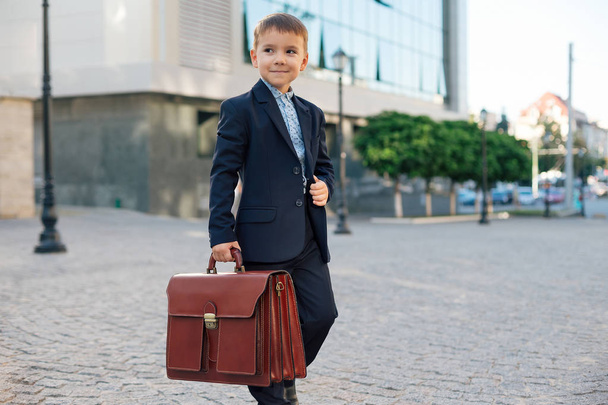 Jövőbeli üzletember formális ruha, táska - Fotó, kép